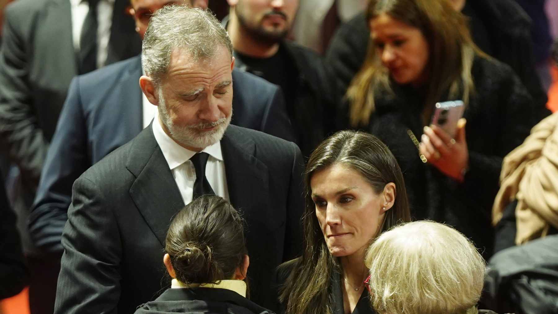 Los Reyes Felipe VI y Letizia en un funeral. (Foto: Europa Press)