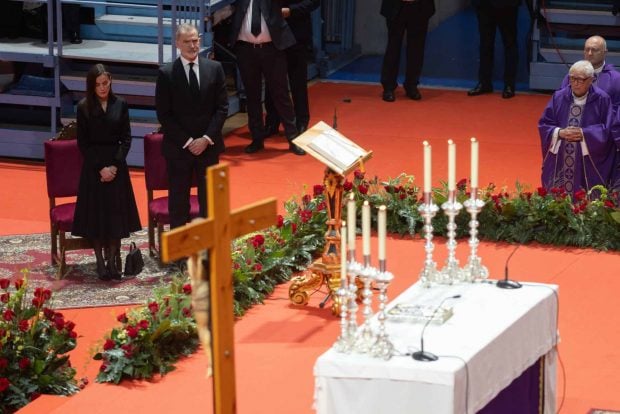 Los Reyes Felipe VI y Letizia en un funeral. (Foto: Europa Press)