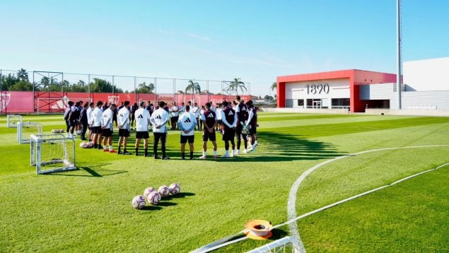 Egyperces csenddel emlékezett a tragikus vonatszerencsétlenség áldozataira a Sevilla