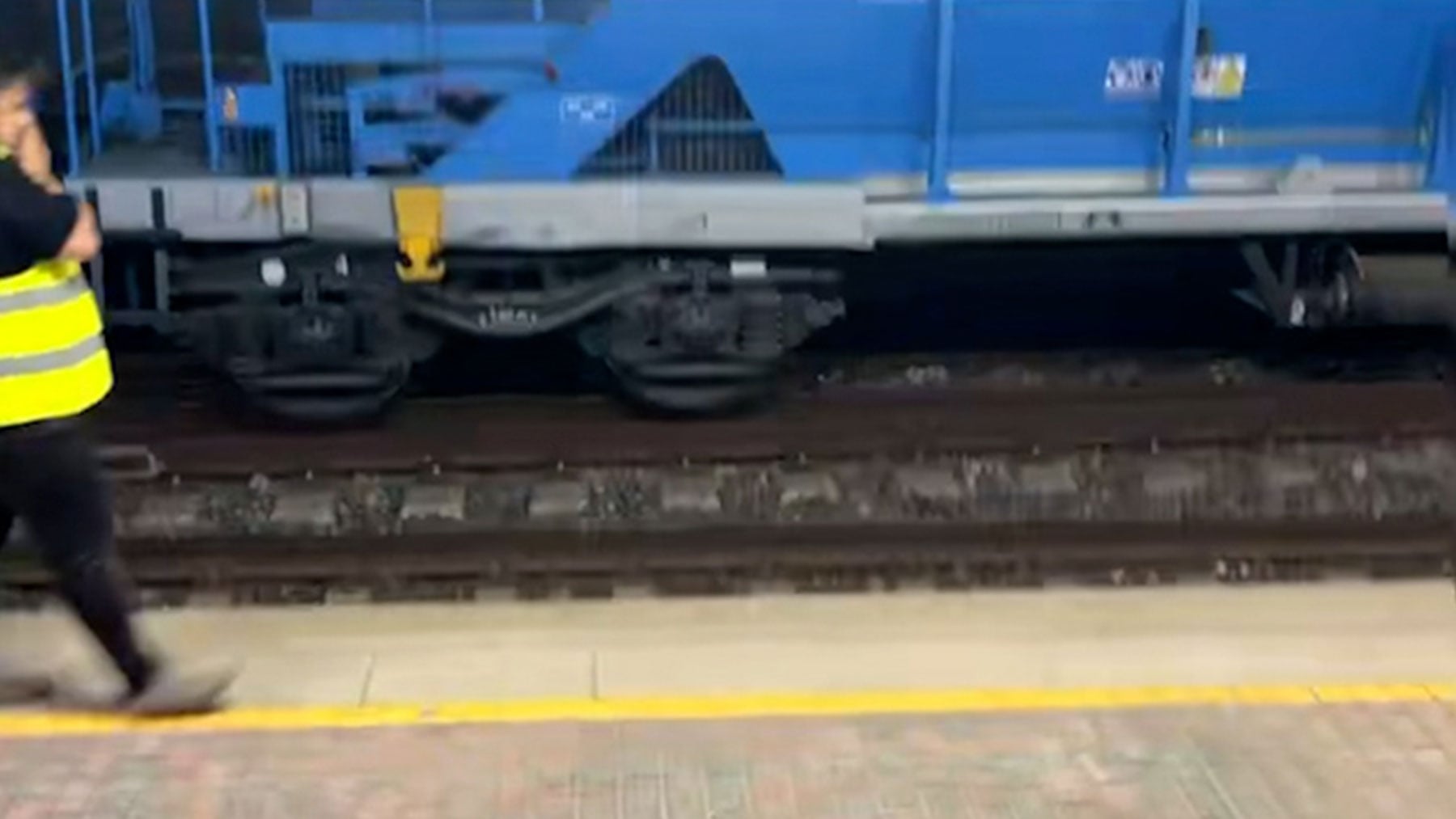Descarrila un tren de mantenimiento en Sevilla y provoca el corte de una línea de Cercanías