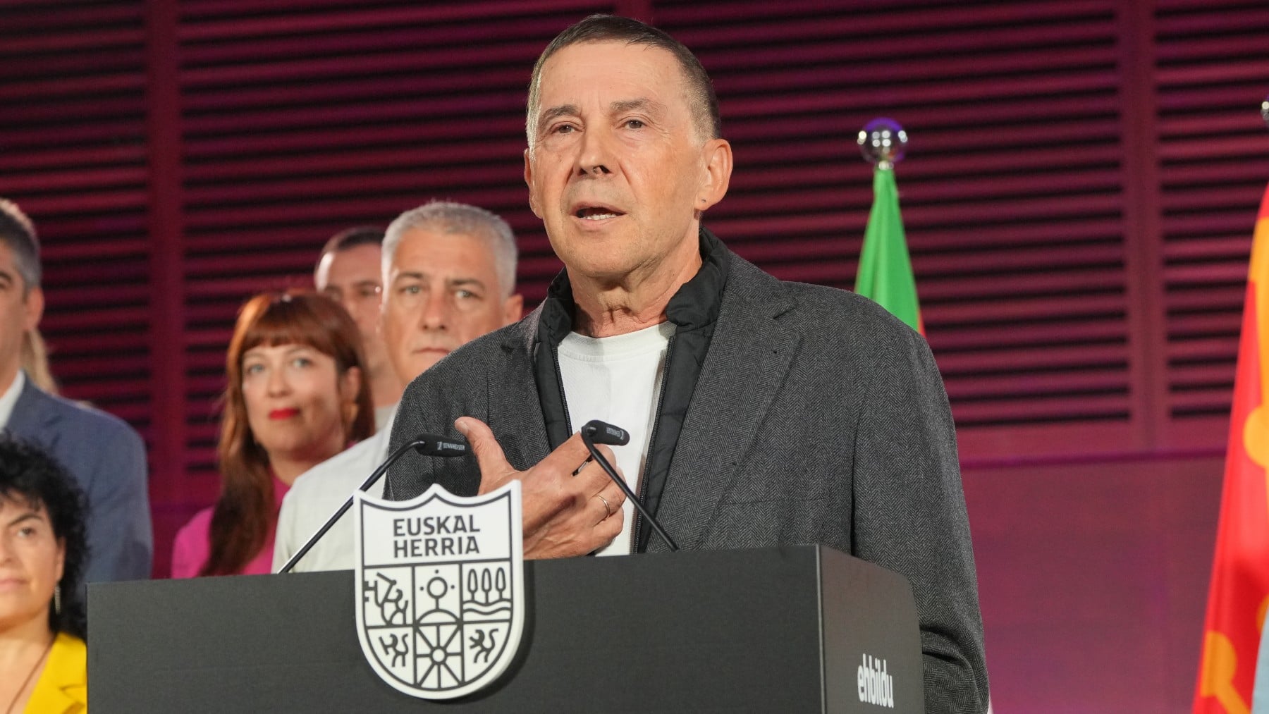 Otegi delira: culpa a la ultraderecha de los disturbios instigados por dos grupos que reivindican la vuelta de ETA