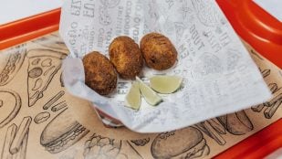 Lourdes Álvarez, madre de 11 hijos en España: para que las croquetas queden cremosas, "incorporamos un chorro de aceite de oliva virgen extra y un trozo de mantequilla"