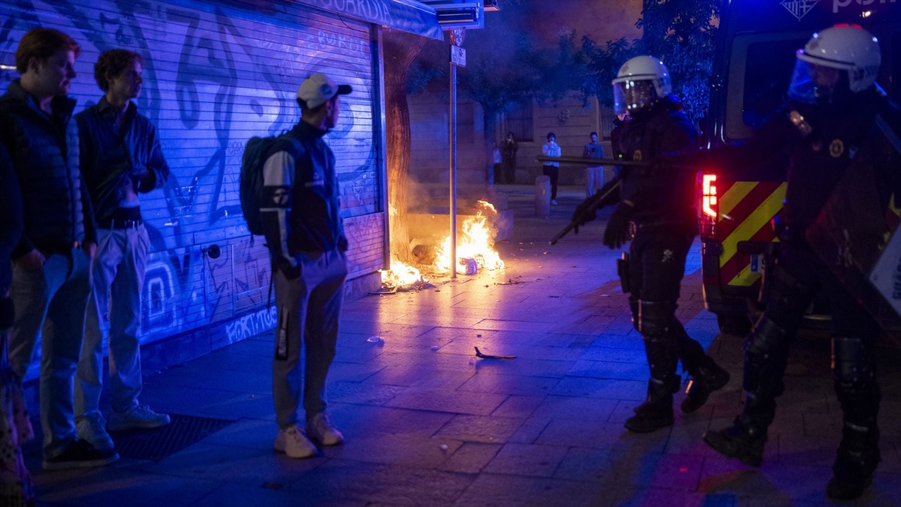 Comerciantes detectan a jóvenes enmascarados fotografiando sus escaparates en Valencia en plena amenaza de Blocus