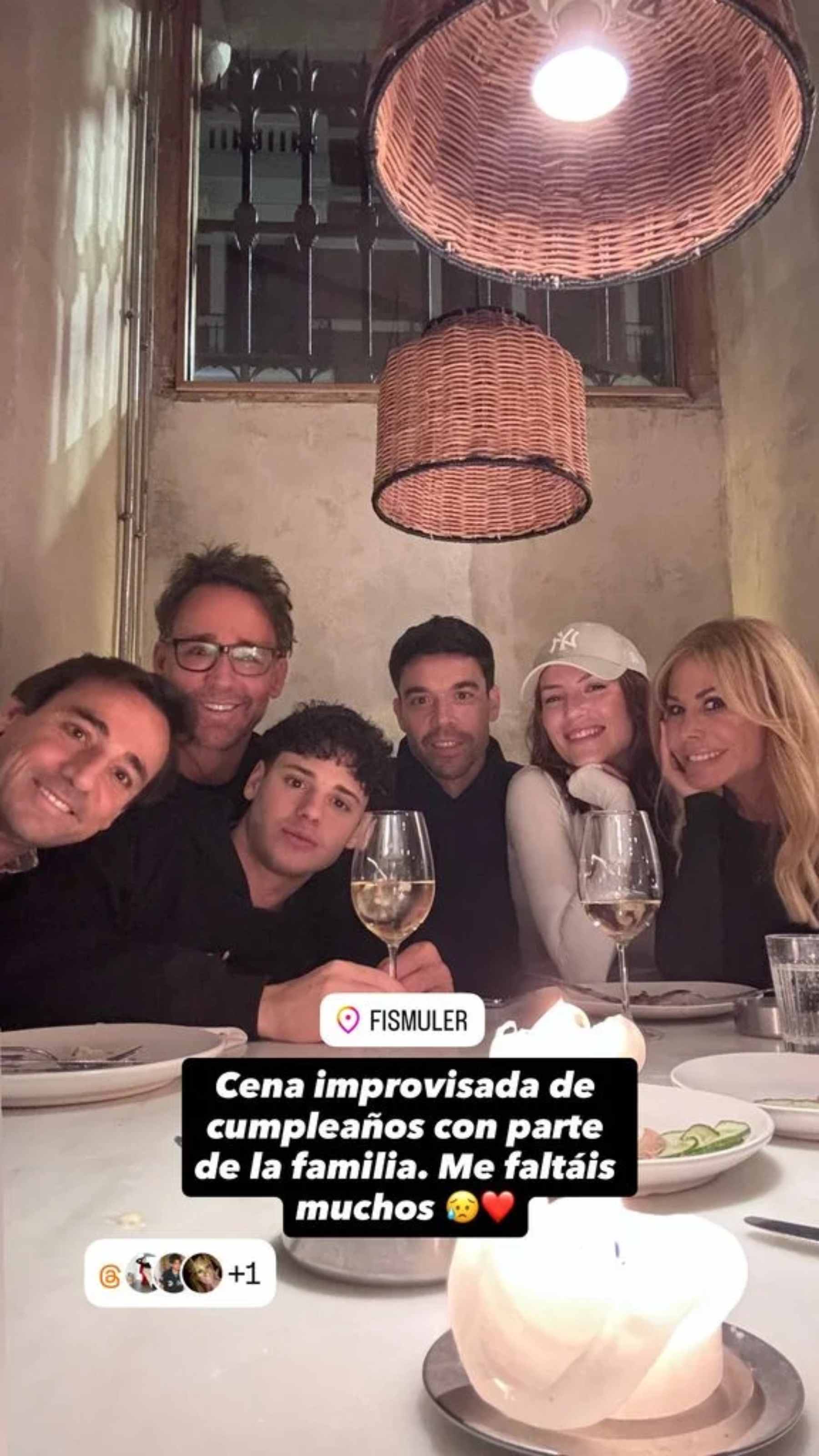 Álvaro Muñoz Escassi durante una cena con su familia. (Foto: @ alvaroescassi)
