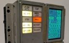 Réplica a escala 1:1 del DSKY, el teclado del ordenador del Apolo 11, con luces de aviso encendidas y pantalla verde, construida por Michael Newton con una Raspberry Pi