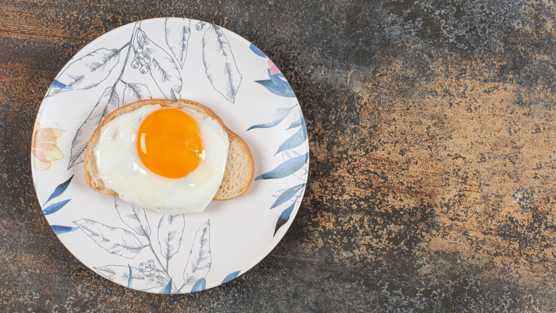 Cocineros coinciden: Deja de freír los huevos en aceite de oliva o mantequilla: este sencillo ingrediente los hace aún más buenos