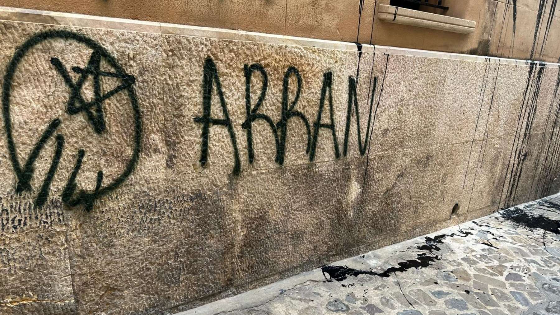 La Policía denuncia por delito de odio a cuatro separatistas de Arran en Menorca por llevar camisetas con el mensaje