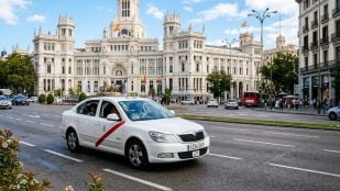 Dar propina al conductor del taxi