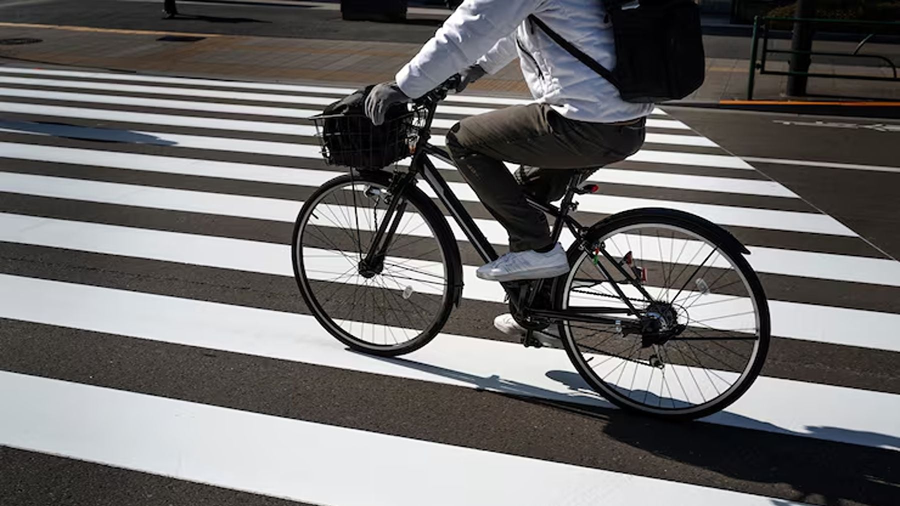Multan a un ciclista con 200 euros por cruzar por un paso de peatones pero no hacerlo como marca el nuevo Reglamento de Circulación