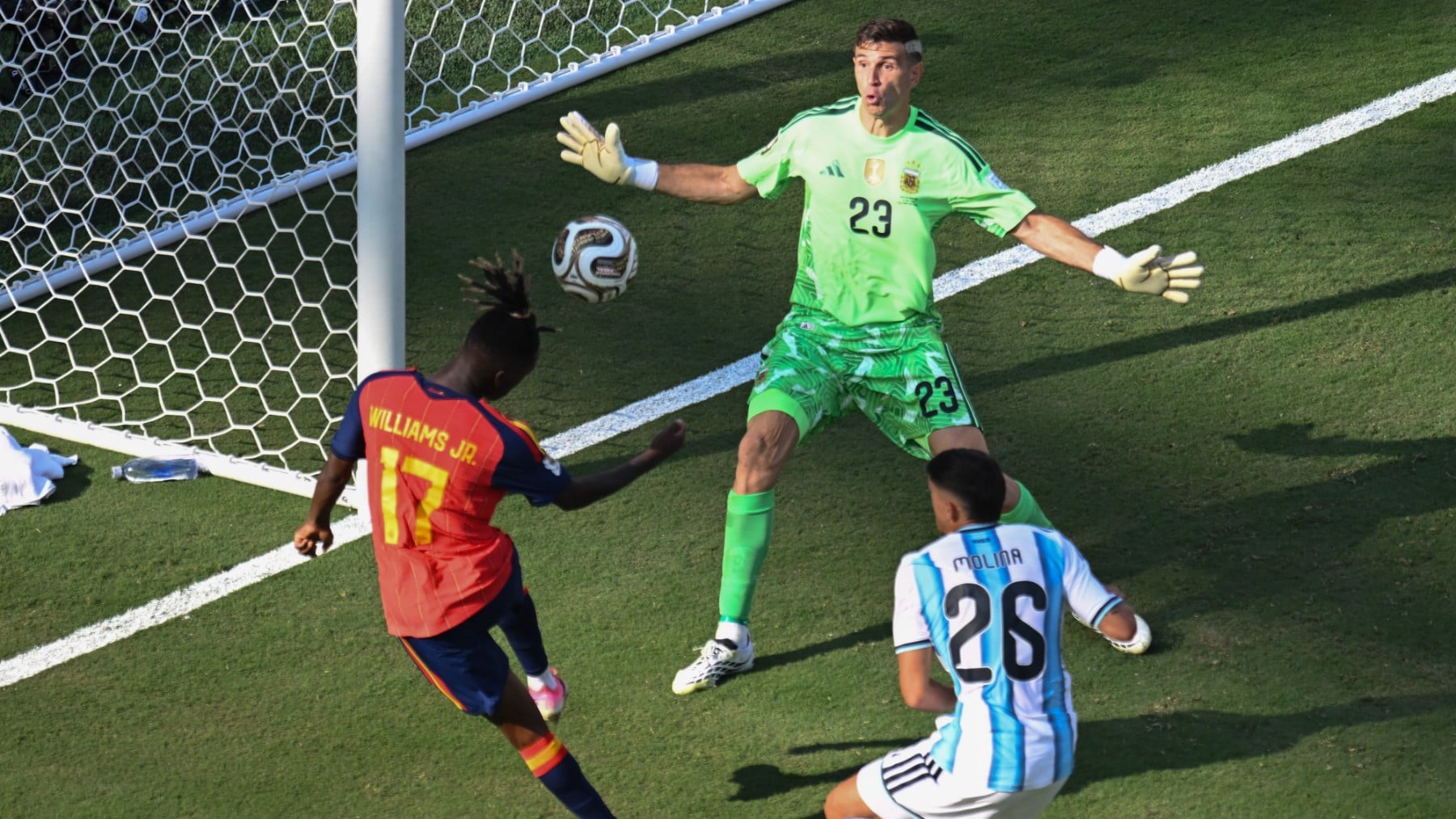 Nico Williams expone el error de Nahuel Molina en la final del Mundial: No llego ni en mil vidas