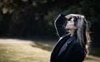 Los cortes de pelo juveniles para cabello gris o blanco que hacen parecer elegantes a las mujeres de más de cincuenta