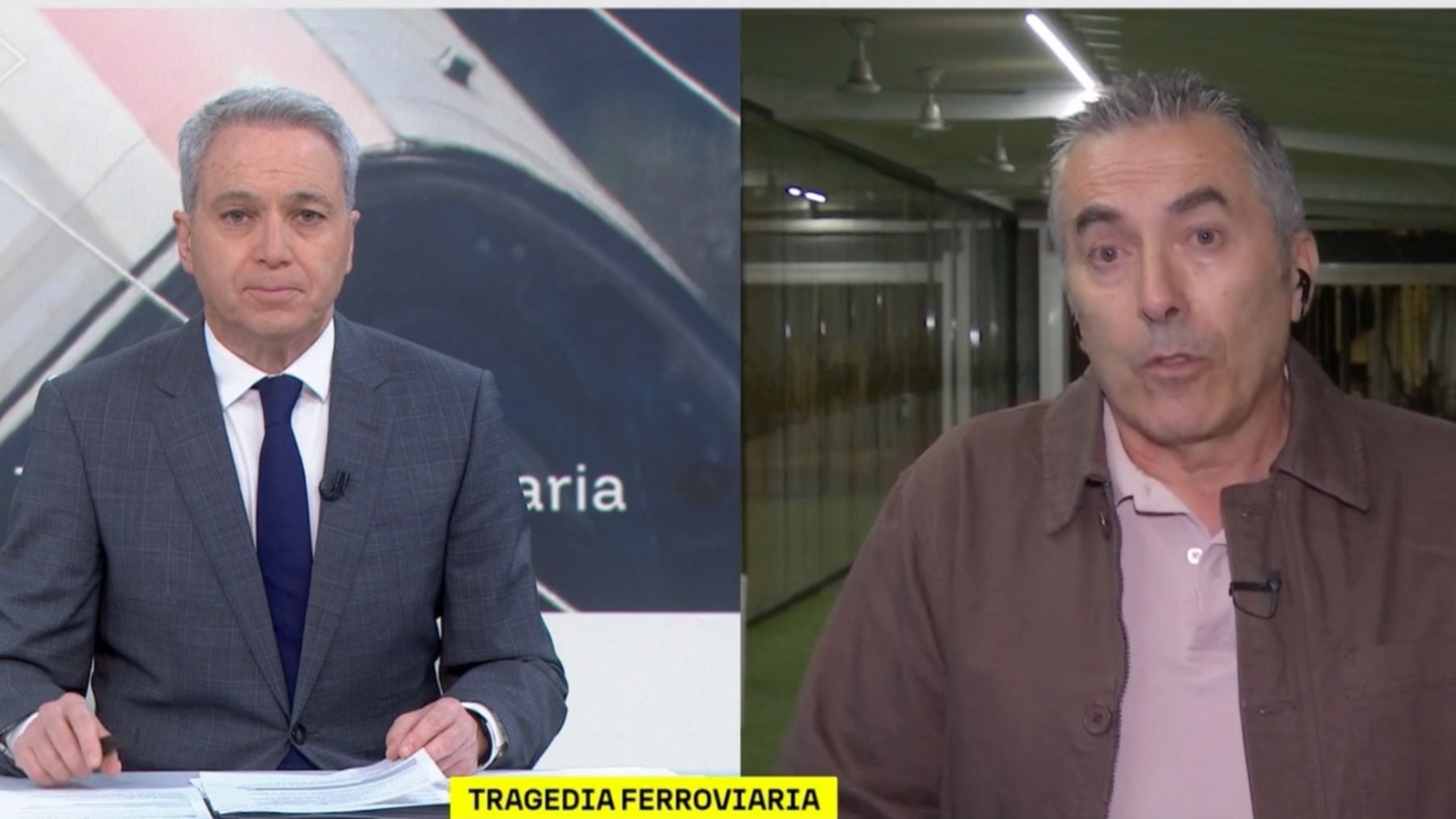 Vicente Vallés y Manuel Domínguez, maquinista en ‘Antena 3 Noticias’. (Atresmedia)