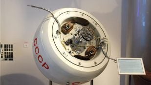 Modelo de una cápsula Venera en un museo, similar al Kosmos 482, objeto de la reentrada de basura espacial calculada con IA