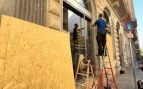 Lo nunca visto en Palma: blindan los escaparates con madera ante la llegada de Blocus Mallorca