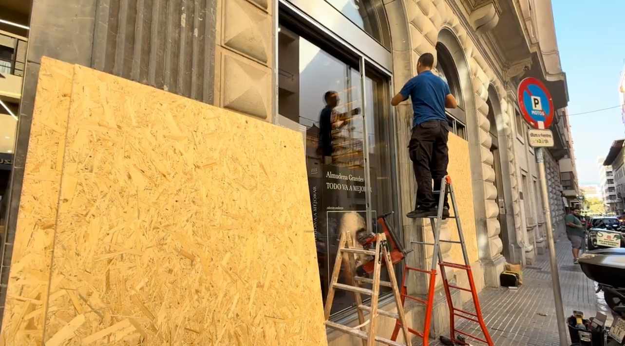Lo nunca visto en Palma: blindan los escaparates con madera ante la llegada de Blocus Mallorca