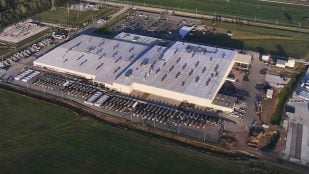 Vista aérea del centro de cómputo Colossus de SpaceXSI, donde se instalan chips de IA