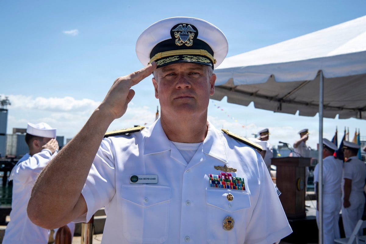 El contralmirante Christopher Alexander saluda en la ceremonia de traspaso del buque no tripulado Seahawk a la Flota
