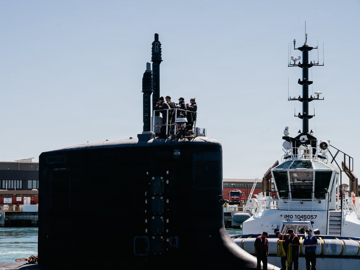 Vela del USS Colorado con tripulantes en el puente al llegar a HMAS Stirling