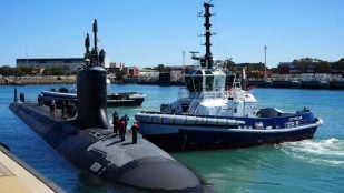 USS Colorado, submarino nuclear de EEUU, llega a la base australiana de HMAS Stirling junto a un remolcador