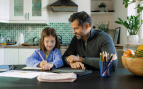 Un padre y una hija haciendo los deberes - Canva