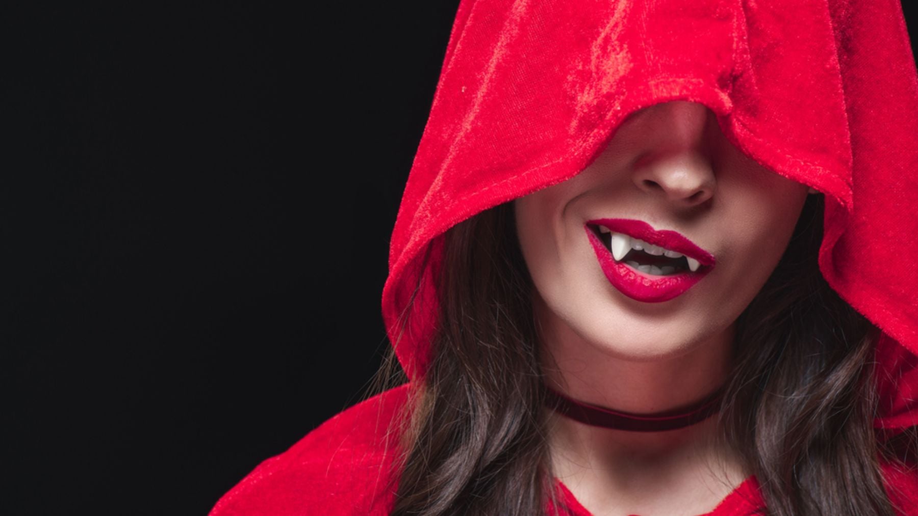 Halloween pasa factura a tu boca: los riesgos ocultos tras los colmillos y fundas para los dientes