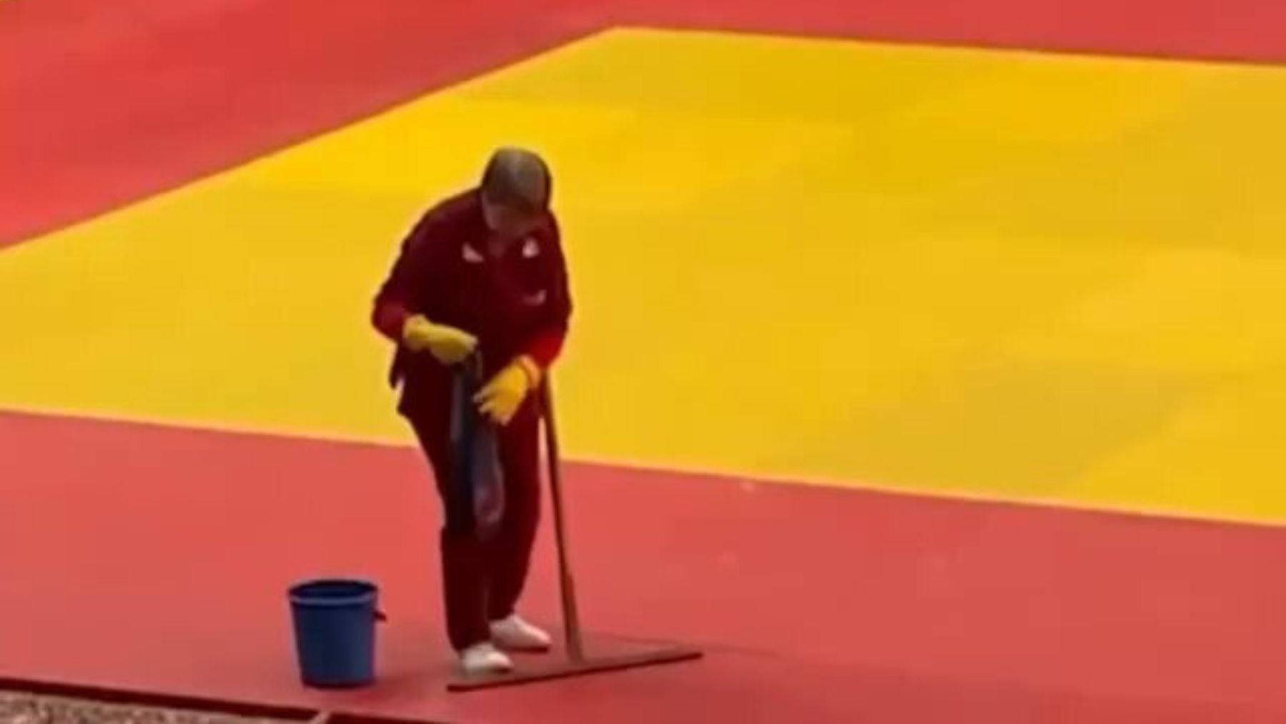 Escándalo en las redes por el vídeo de una operaria fregando el suelo con una toalla del Barcelona