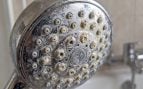 Ni vinagre ni bicarbonato de sodio: para eliminar la cal del cabezal de la ducha los fontaneros expertos recomiendan una solución casera más sencilla y práctica