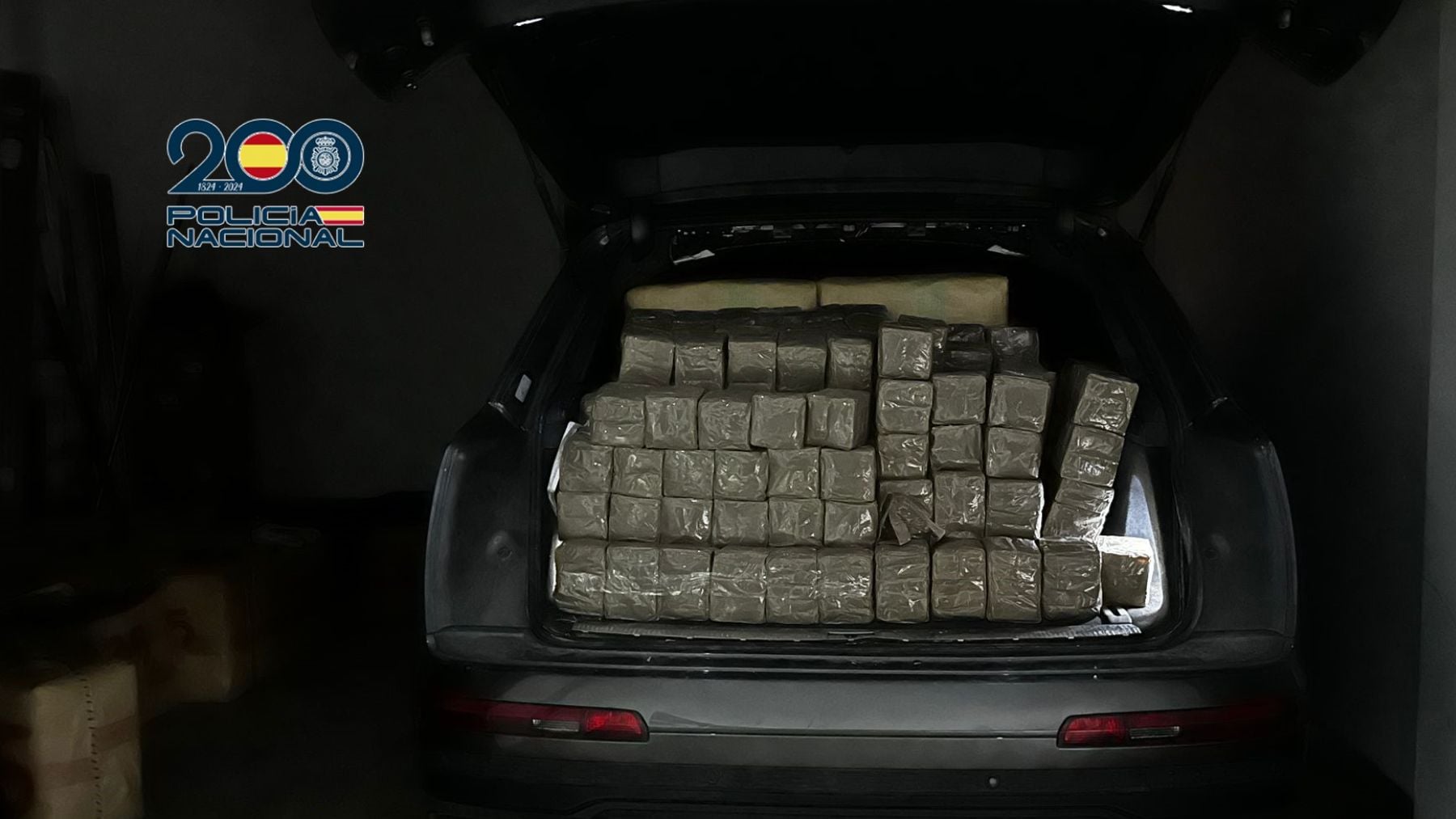 Uno de los vehículos cargado con la droga.