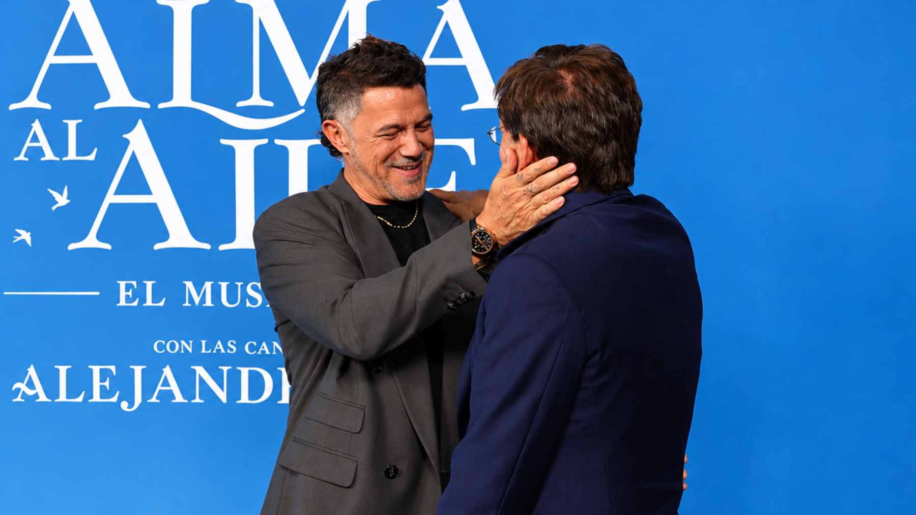 Alejandro Sanz y José Luis Martínez-Almeida en el estreno de ‘El alma al aire’. (Foto: Europa Press)