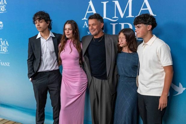Alejandro Sanz junto a sus hijos en el estreno de 'El alma al aire'. (Foto: Europa Press)