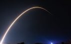 Estela de un cohete Falcon 9 con satélites Starlink en el cielo nocturno, imagen ligada a Starlink Mobile