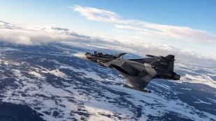 Caza Gripen E de Saab en vuelo sobre un paisaje nevado, el avión que la compañía fabricaría en Canadá