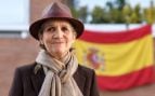 La infanta Elena coloca una bandera de España en el balcón. (Fotos: EP)