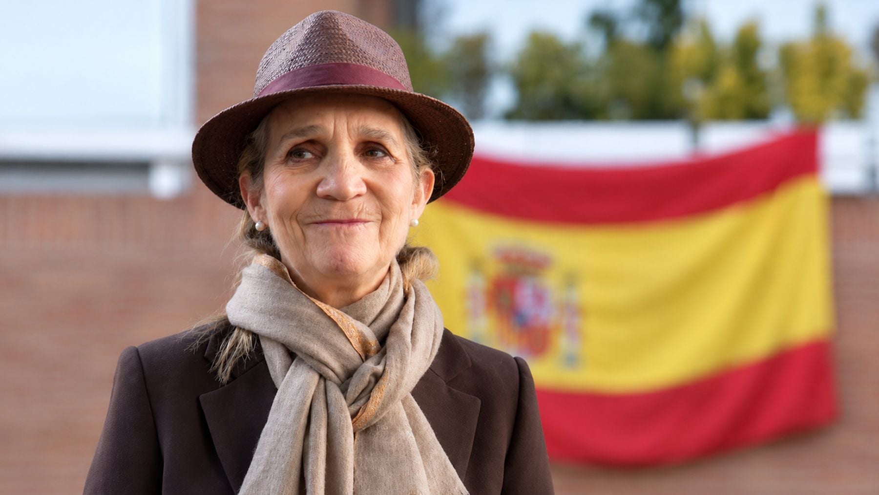 La infanta Elena coloca una bandera de España en el balcón. (Fotos: EP)