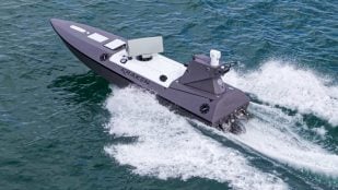 Barco autónomo antidrones K3 SCOUT de Kraken con el radar Giraffe 1X de Saab durante las pruebas en el mar