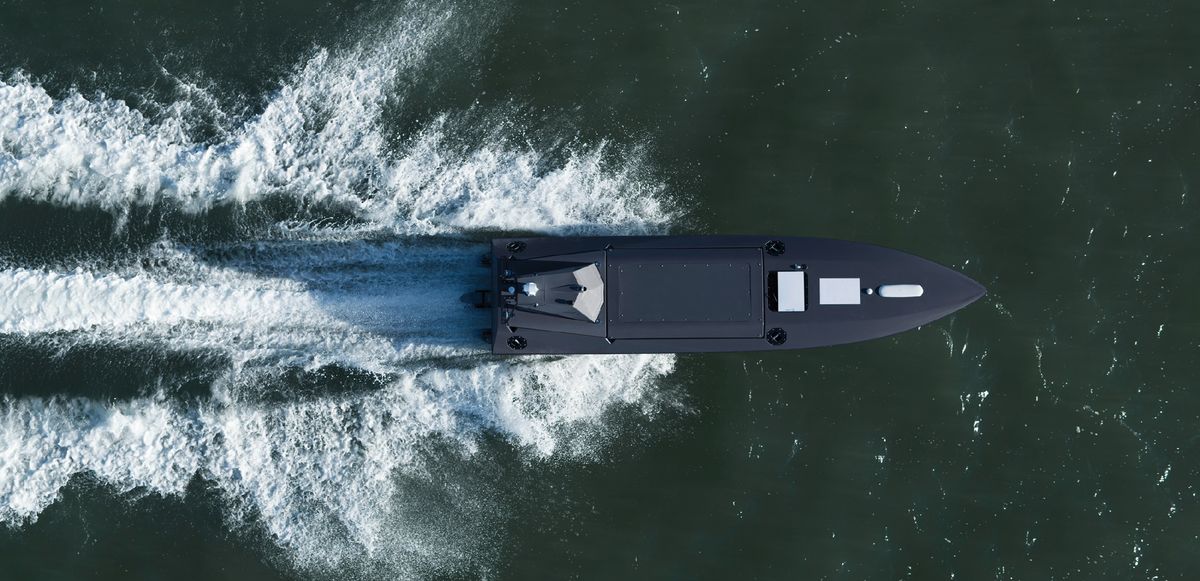 Vista cenital de un K3 SCOUT de Kraken navegando, un barco aut&oacute;nomo sin tripulaci&oacute;n