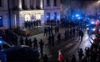 Crisis en Polonia: la Policía se despliega dentro del Constitucional y el presidente interrumpe un viaje para volver