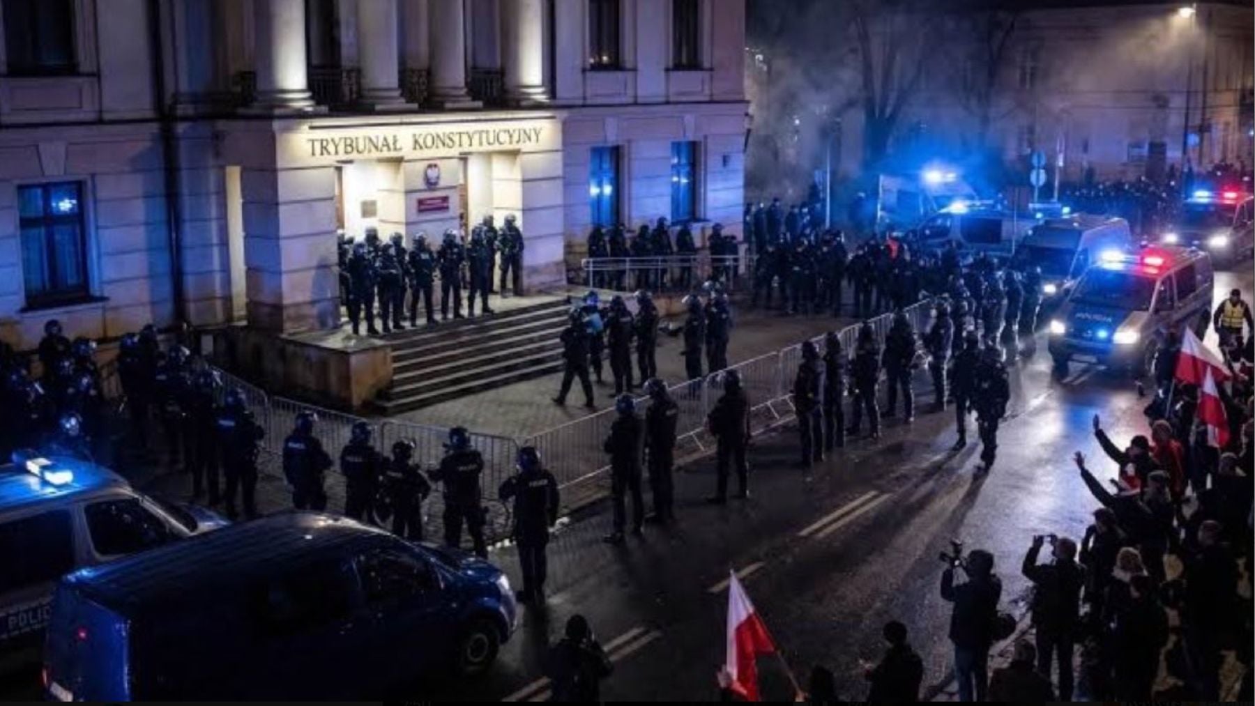 Crisis en Polonia: la Policía se despliega dentro del Constitucional y el presidente interrumpe un viaje para volver