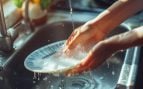 Los expertos en psicología lo confirman: los adultos que lavan los platos mientras cocinan no son organizados, en realidad intentan evitar que las pequeñas tareas se acumulen