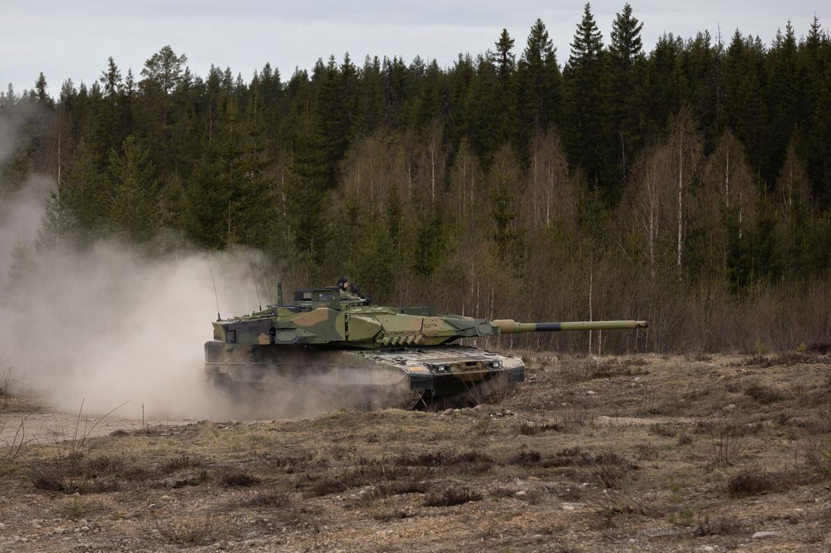 Un Leopard 2A8 NO levanta polvo en un terreno boscoso, imagen de la nota de Forsvaret sobre los primeros carros entregados