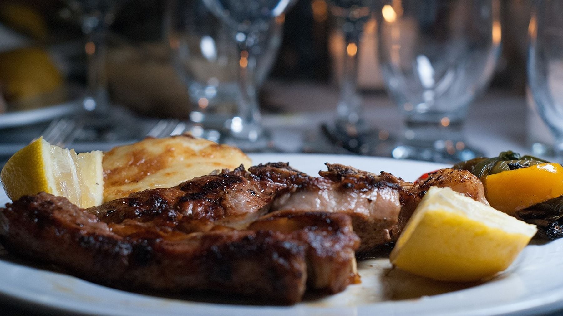Los chefs coinciden: Para conseguir un filete jugoso y dorado, no lo sazones hasta que la carne no esté sellada en una sartén caliente