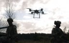 Un dron Malloy en vuelo sobre dos comandos del 48 Commando en Spadeadam, durante el ensayo de lanzamiento del dron Malloy