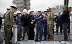 Marinos de EEUU y de la JMSDF conversan sobre la cubierta del USS Ralph Johnson durante la demostración de recarga del Mk 41