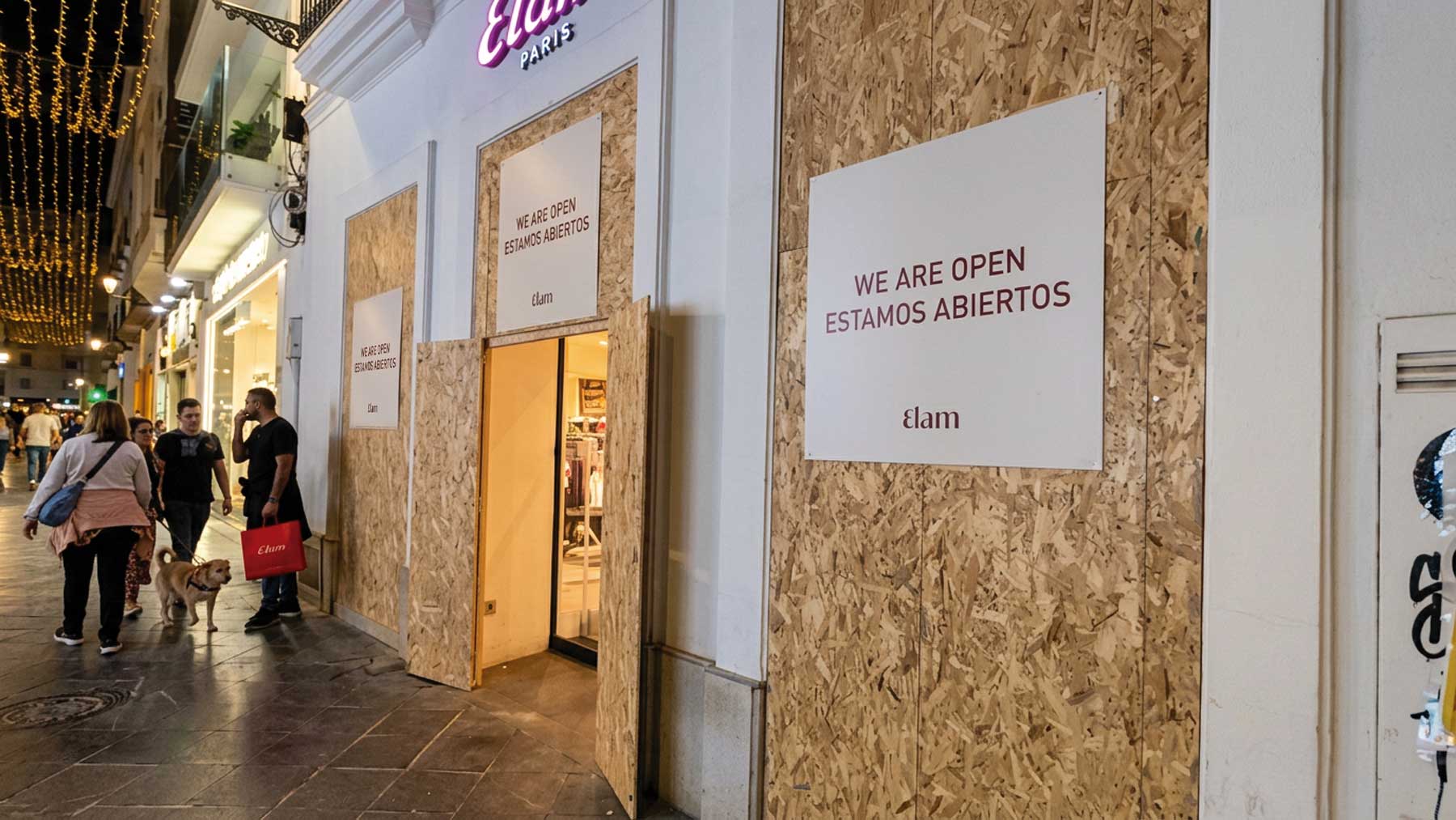 Comerciantes del centro de Sevilla tapian sus escaparates por miedo a saqueos nocturnos