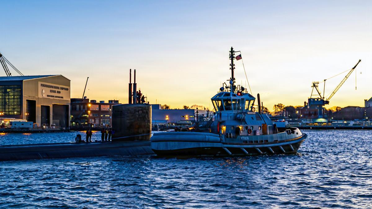 El submarino USS Cheyenne (SSN 773) sale de Portsmouth Naval Shipyard remolcado para sus pruebas en el mar el 12 de diciembre de 2025