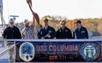 Responsables del astillero y de la dotación del submarino USS Columbia (SSN 771) con el cartel del buque a su llegada a Portsmouth Naval Shipyard
