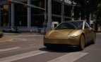 Vehículo autónomo de la flota del robotaxi de Tesla circulando por una calle de ciudad