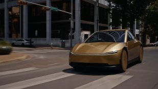 Vehículo autónomo de la flota del robotaxi de Tesla circulando por una calle de ciudad