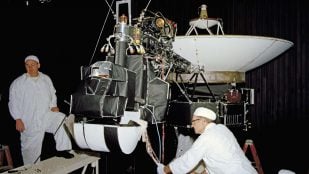 Voyager 1: una de las sondas Voyager en la cámara de vacío térmico del JPL el 27 de abril de 1977