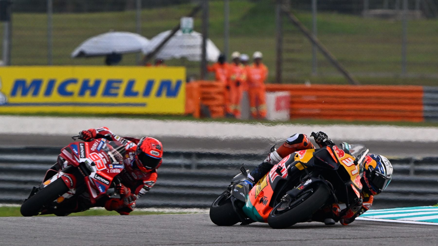 Un imperial Pedro Acosta reina al sprint bajo la lluvia en Sepang y Márquez es más líder del Mundial